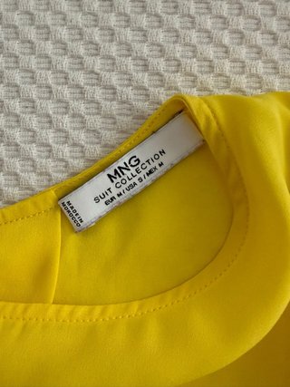 Camisa amarilla sin mangas