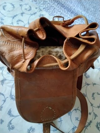 Bolso-Mochila Cuero en color Camel.