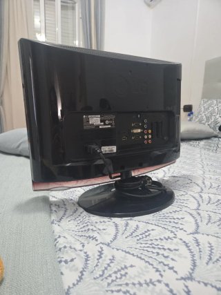 Monitor LG pequeño negro