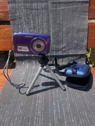 Fotocamera Digitale Lumix Viola + Treppiede e Custodia