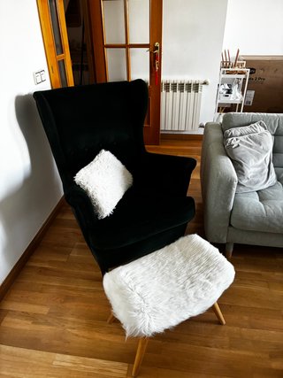 Sillón y taburete de terciopelo