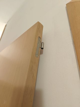 Puerta de madera con marco