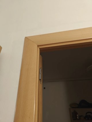 Puerta de madera con marco