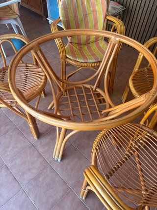 Juego 4 sillas mimbre con mesa