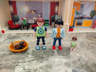 Casa de juguete Playmobil con personajes .