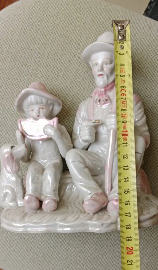 Figura de porcelana de abuelo y nieto