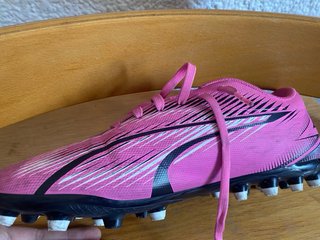 Botas de fútbol Puma rosas y blancas