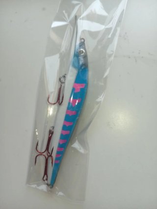 Señuelo de pesca azul y rosa