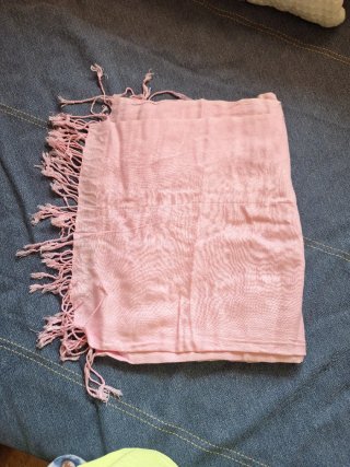 Fular rosa con flecos
