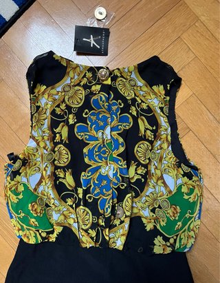 Vestido corto estampado con etiqueta