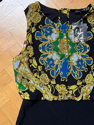Vestido corto estampado con etiqueta