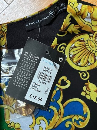 Vestido corto estampado con etiqueta