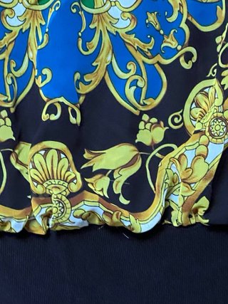 Vestido corto estampado con etiqueta