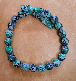 Collar de tela con flores