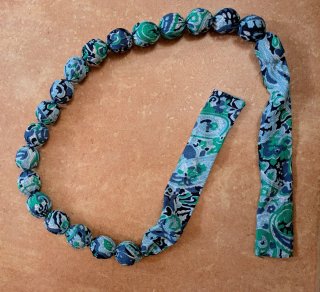 Collar de tela con flores