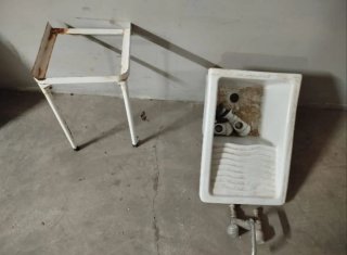 Pila de lavar con soporte y accesorios