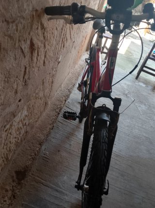Bicicleta de paseo BTWIN roja