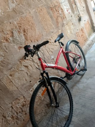 Bicicleta de paseo BTWIN roja