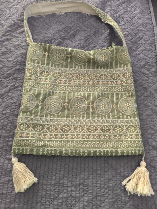 Bolso de tela con bordados