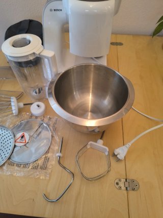 Robot de cocina Bosch con accesorios