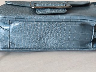 Bolso azul con asa y tira de hombro + collar