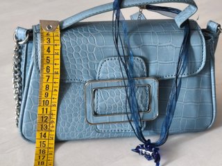 Bolso azul con asa y tira de hombro + collar
