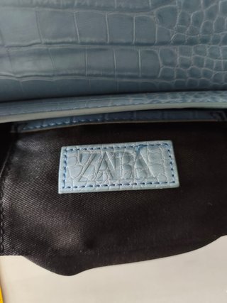 Bolso azul con asa y tira de hombro + collar