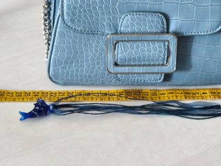 Bolso azul con asa y tira de hombro + collar