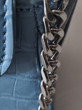 Bolso azul con asa y tira de hombro + collar