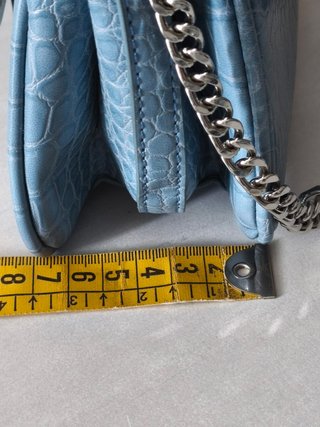 Bolso azul con asa y tira de hombro + collar