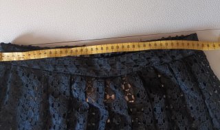 Falda negra de encaje