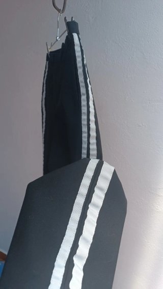 Pantalón negro con rayas laterales