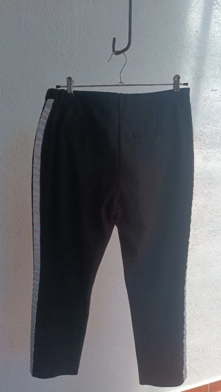 Pantalón negro con rayas laterales
