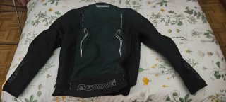Cazadora de moto Bering verde oscura.