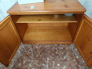 2 Muebles bajos de madera pino maciza.