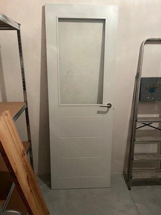 Puerta gris con cristal 72*202