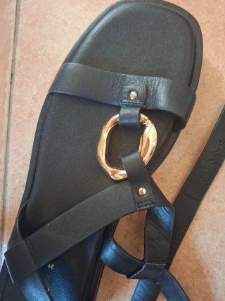 Sandalias Zara Plataforma Negra con Detalle Dorado