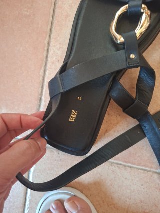 Sandalias Zara Plataforma Negra con Detalle Dorado
