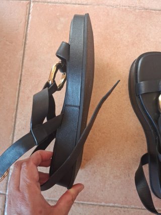 Sandalias Zara Plataforma Negra con Detalle Dorado