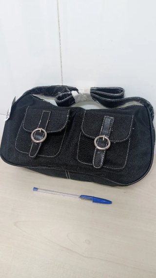 Bolso negro con doble bolsillo frontal