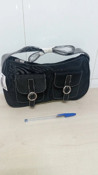 Bolso negro con doble bolsillo frontal