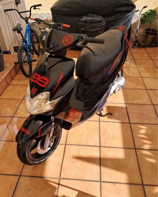 Yamaha Jog RR Negra y Roja