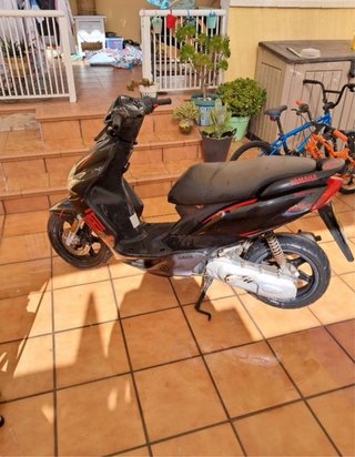 Yamaha Jog RR Negra y Roja