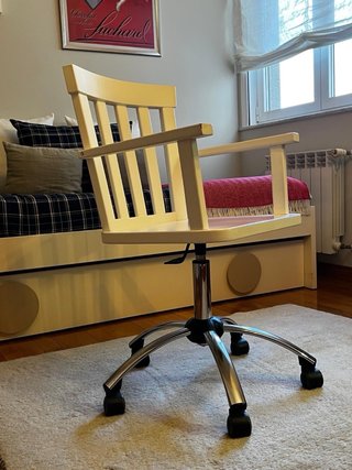 Silla de escritorio blanca y plateada