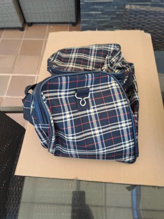 Maleta ,bolsas y distintos neceser de viaje.