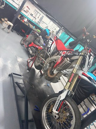 Honda CRF 450 Supermotard Roja y Blanca