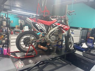 Honda CRF 450 Supermotard Roja y Blanca