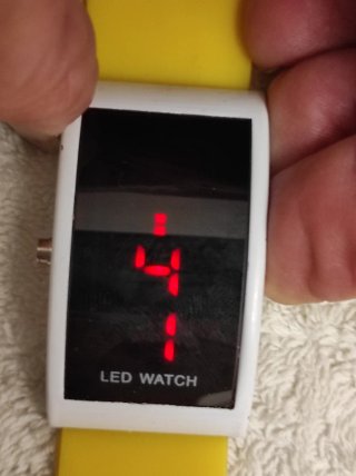Reloj LED metal y cristal Blanco y Amarillo