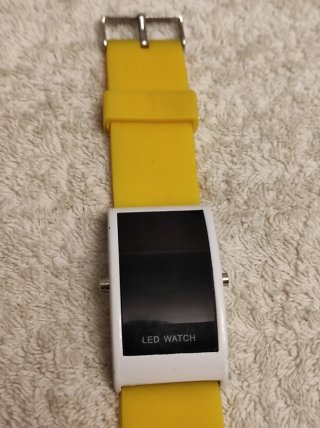 Reloj LED metal y cristal Blanco y Amarillo