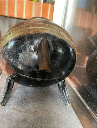 Olla de hierro antigua con asas